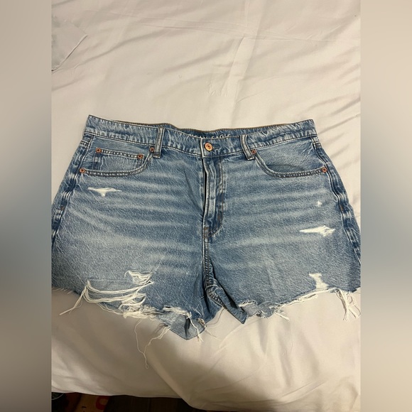 American Eagle Outfitters Pants - Drape denim 90’s boyfriend shorts